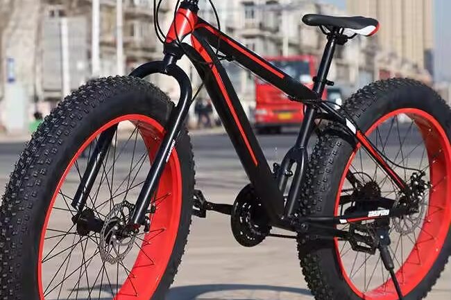 Durable 21-speed fat tire mountain bike with alloy suspension fork (2) 4.0 fat tire mountain bike with aluminum fork and 21-speed transmission