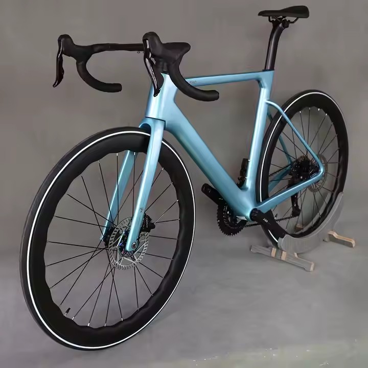 Lightweight high-end carbon road bike for speed and performance (3) Full carbon fiber road bike with aerodynamic frame and disc brakes