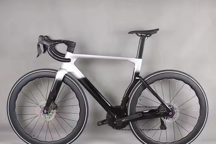 Lightweight high-end carbon road bike for speed and performance (5) Full carbon fiber road bike with aerodynamic frame and disc brakes